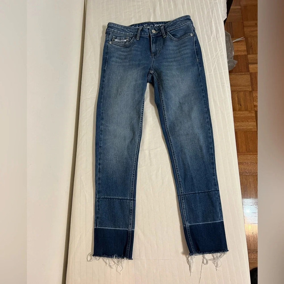 Calvin Klein Ankle Skinny Jeans. Raw hem. Size 27 - Picture 4 of 11
